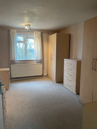 43 Highams Hill, Crawley photo 4