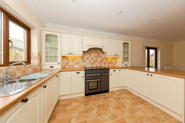 6, Clos Nathaniel, Carmarthen photo 4
