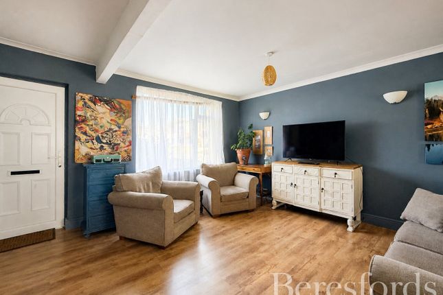 11, Frimley Avenue, Hornchurch photo 4