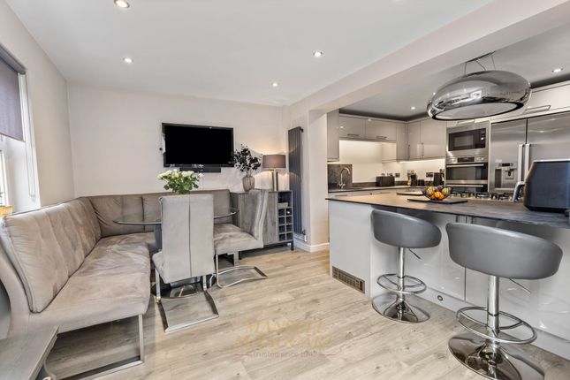 27 Henley Close, Crawley photo 4