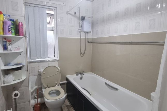 34 Sunfield Road, Oldham photo 4