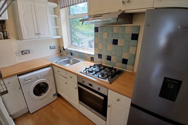 Flat 2, 2, St Johns Terrace Road, Redhill photo 2