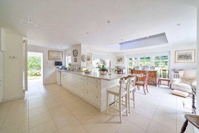 10, Winterbourne Grove, Weybridge photo 3