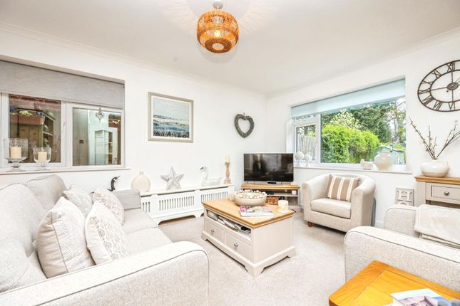 27, Lodge Crescent, Warwickshire photo 2
