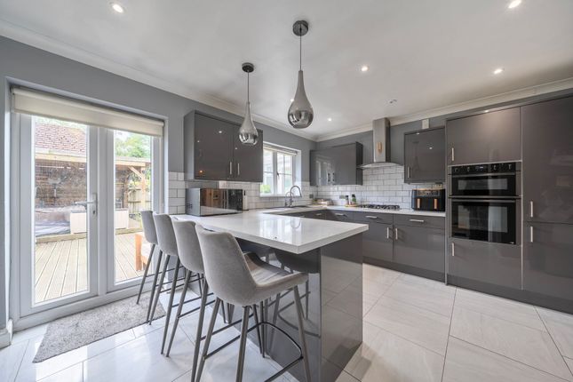 20 West Meads, Horley photo 2