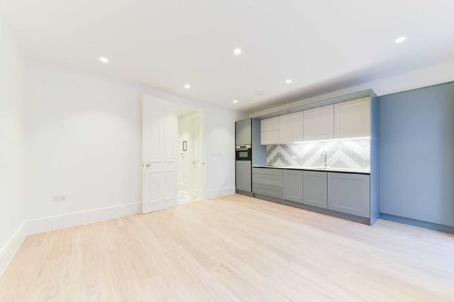 Flat to rent in Craven Road, Bayswater, London
