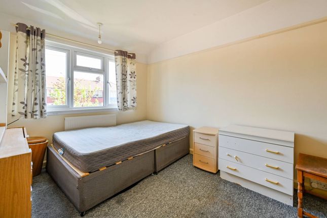 Meadway, Surbiton photo 4