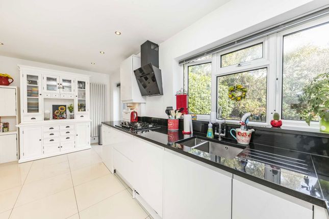 13, Vivienne Close, Twickenham photo 4