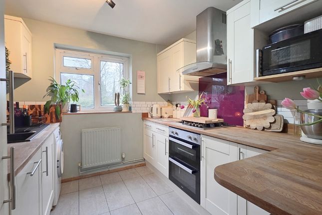 47 Moor Close, Owlsmoor, Berkshire photo 3