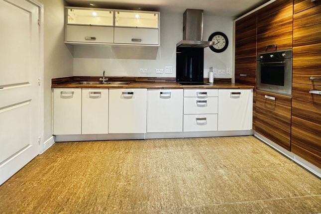 6, Buccaneer Court, Farnborough photo 2