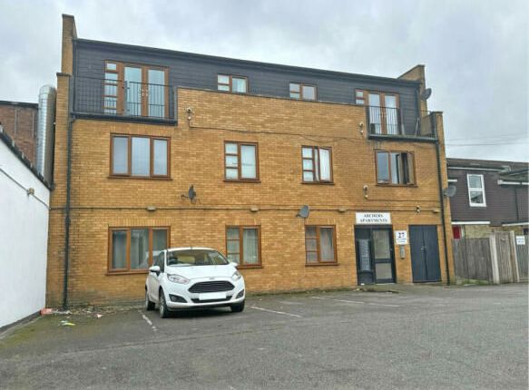 Thumbnail Flat for sale in Haysoms Close, Romford