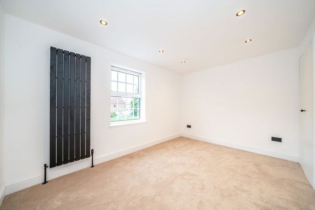 5, Oak Lane, Isleworth photo 4