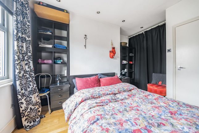Flat for sale in Searles Road, London