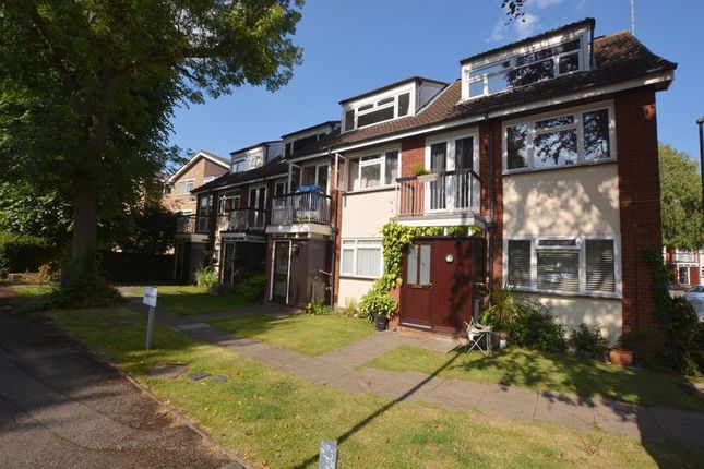 Maisonette to rent in Cherrycroft Gardens, Westfield Park, Hatch End, Pinner