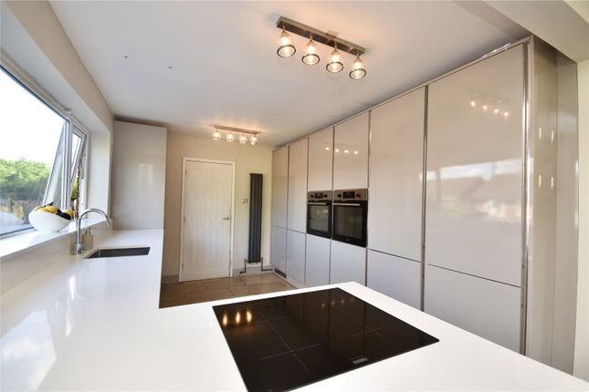 6, Sackville Close, Shaw photo 4