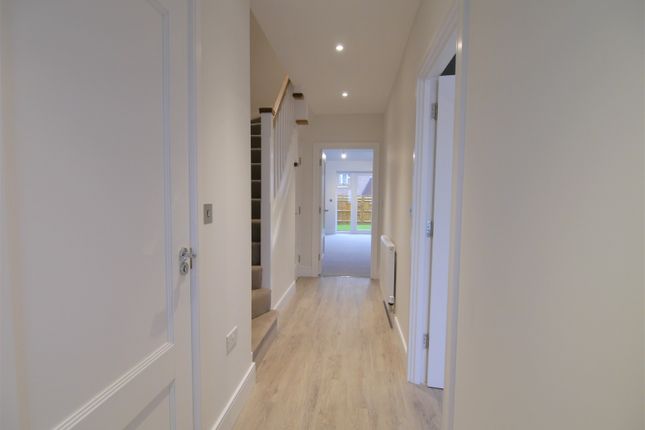 9, Dereham Way, Horsham photo 4