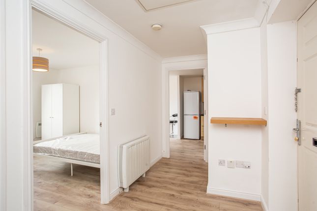 Flat to rent in Candle Street, London