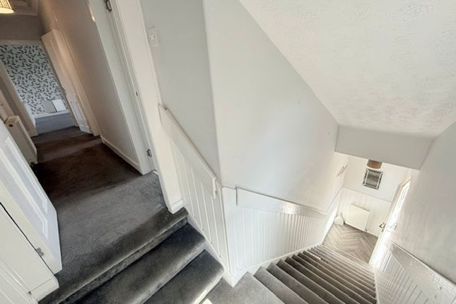 19 Croft Crescent, Glenrothes photo 4