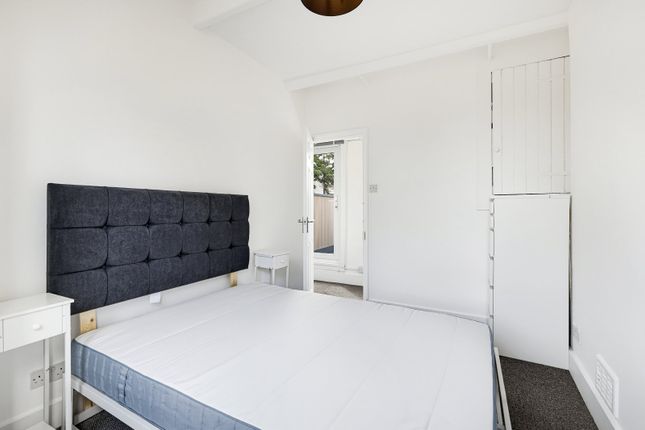 2, Falcon Grove, London photo 4
