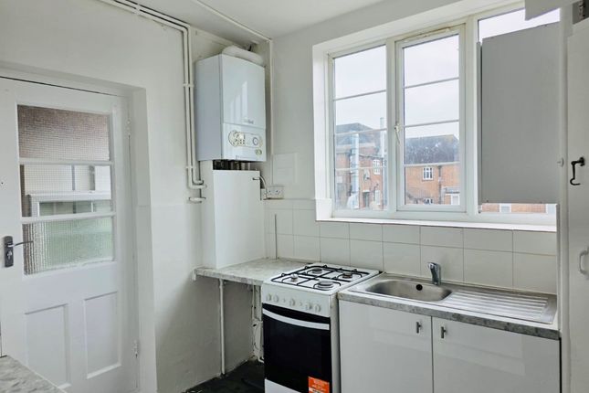 6 Halliwick Court Woodhouse Road, London photo 4