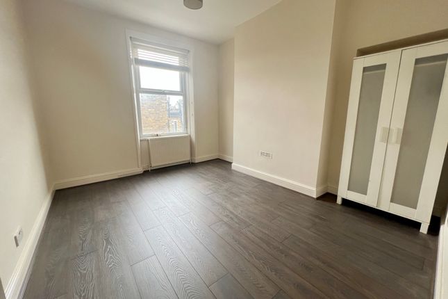 Flat to rent in High Road, London