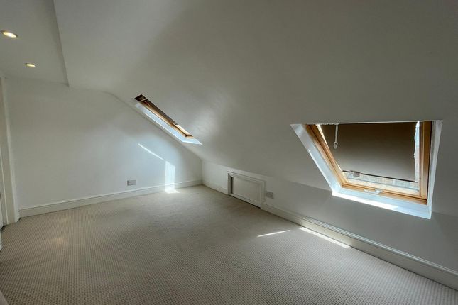Flat Room 5, 378, Merton Road, London photo 5