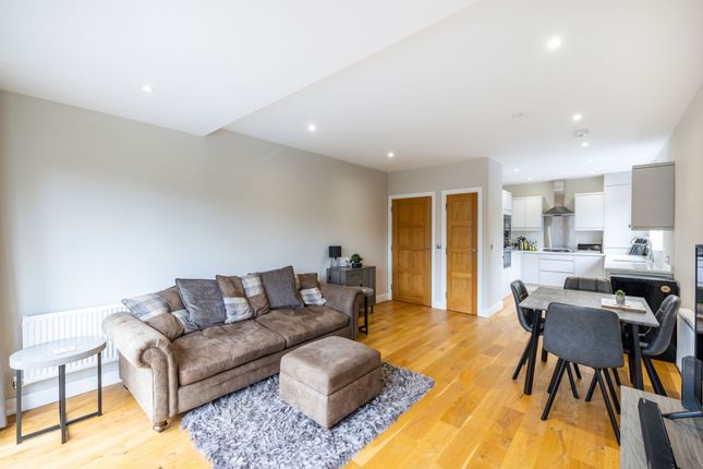 3 Harrylock Court, Purley photo 2