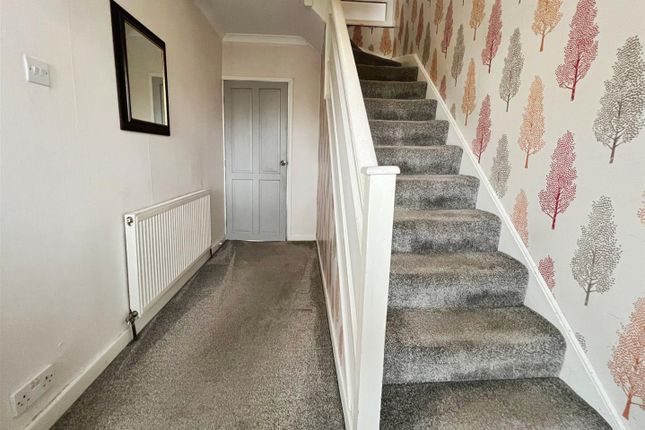 34, Grovelands, Bradford photo 2