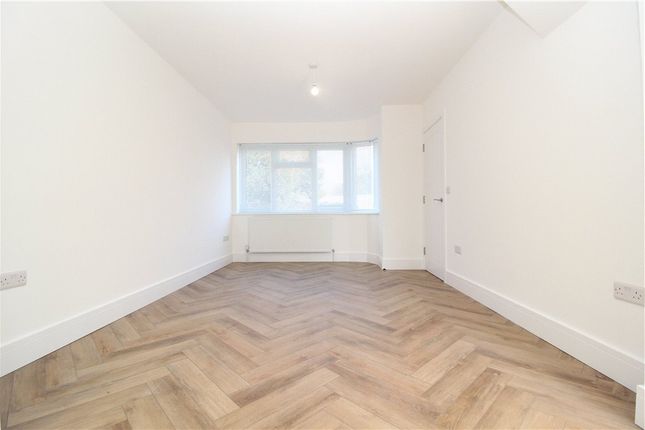 33, Longford Avenue, Feltham photo 2