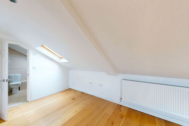 19 Kingsland Court Three Bridges Road, Crawley photo 3