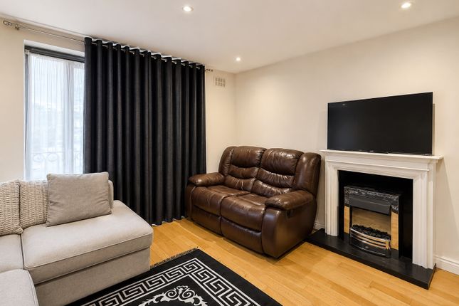 Greenview Court, Greenford photo 4