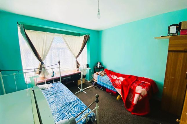 92, Hinton Avenue, Hounslow photo 2