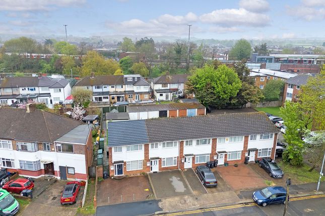 10 Franklyn Gardens, Ilford photo 3