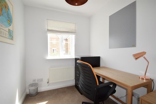 Room to rent in Cintra Close, Reading, Berkshire