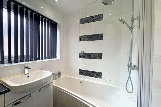 48 Thornham Drive, Bolton photo 3