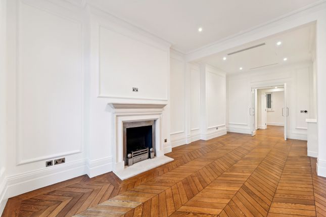 Flat to rent in Royal Court House, 162 Sloane Street