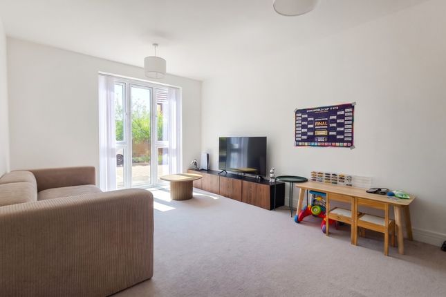59, Stirling Close, Crowthorne photo 3