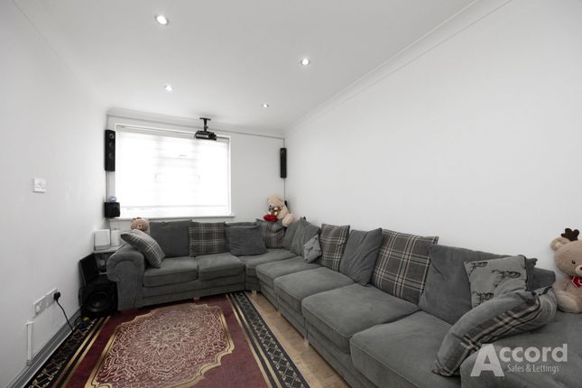 34 Westfield Road, Dagenham photo 3