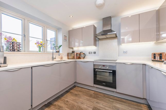 19 Heron Close, Cheltenham photo 3