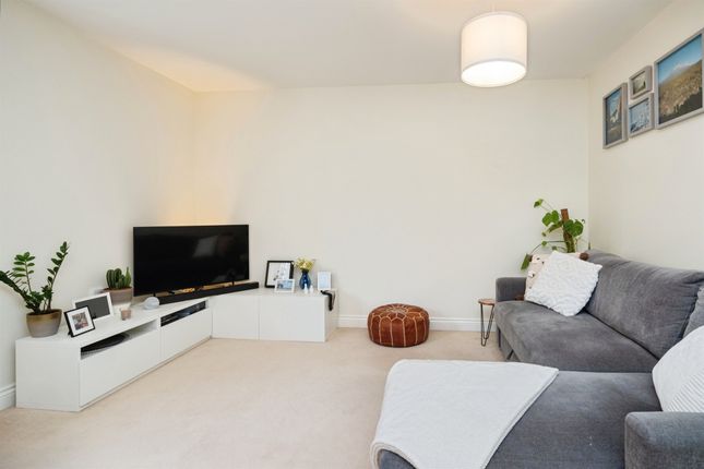 14, Queripel Close, TUNBRIDGE WELLS photo 2