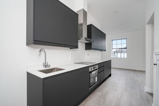 Flat 2, 360a Walton Road, Surrey photo 3