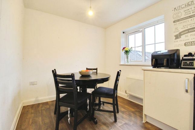 22 Greycing Street, Swindon photo 3