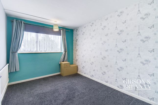 Thumbnail Flat for sale in Long Riding, Basildon