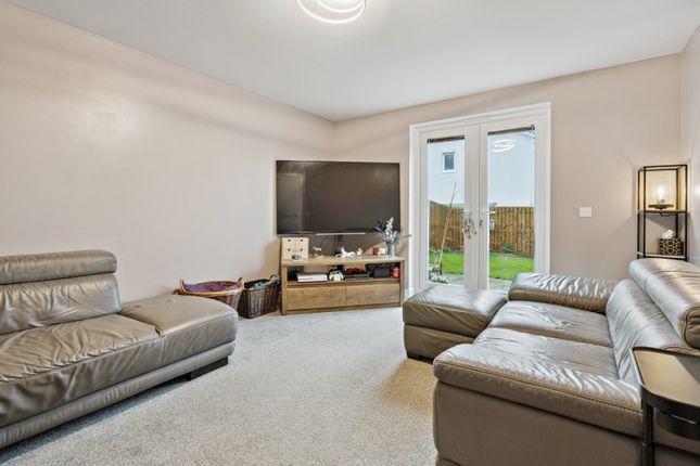 12 Livingston Crescent, West Lothian photo 3