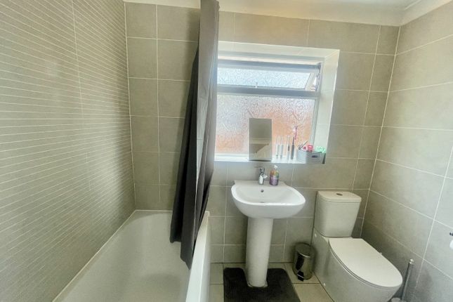 Semi-detached house to rent in Forrest Crescent, Luton, Bedfordshire