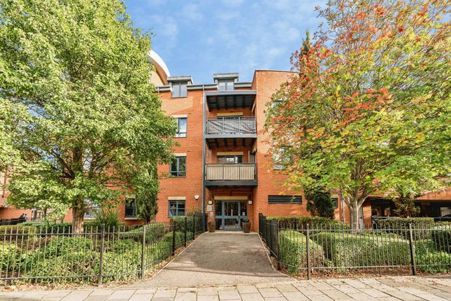 1-bed flat on Buckingham Street, Aylesbury, £135,000