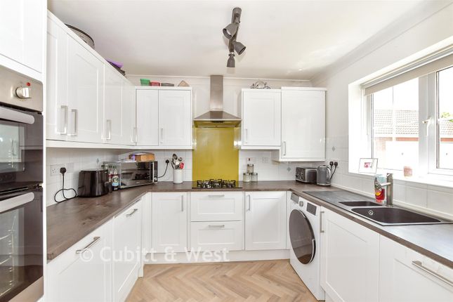 14, Goldcrest Close, Waterlooville photo 3