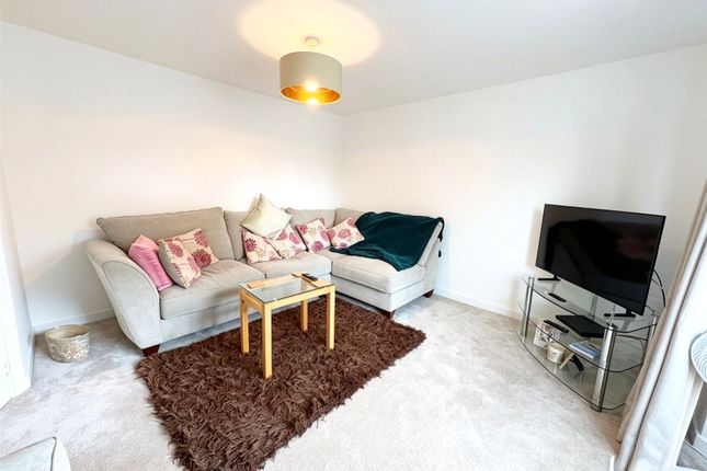 8, Cooper Crescent, Warwickshire photo 3
