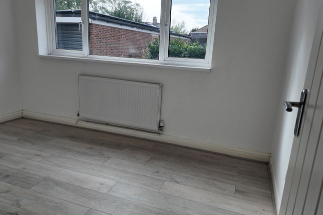 FLAT 2 148, Burnt Ash Hill, London photo 4