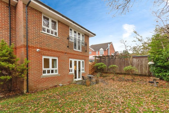 1-bed maisonette on Flat 1 Doveton House,, Balmoral Drive, Surrey, £200,000